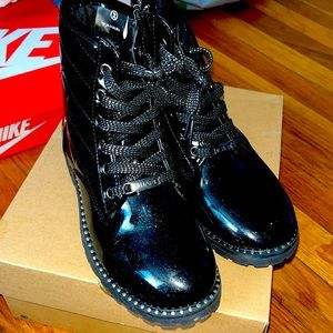 Kids Tahari boots size 2 great condition